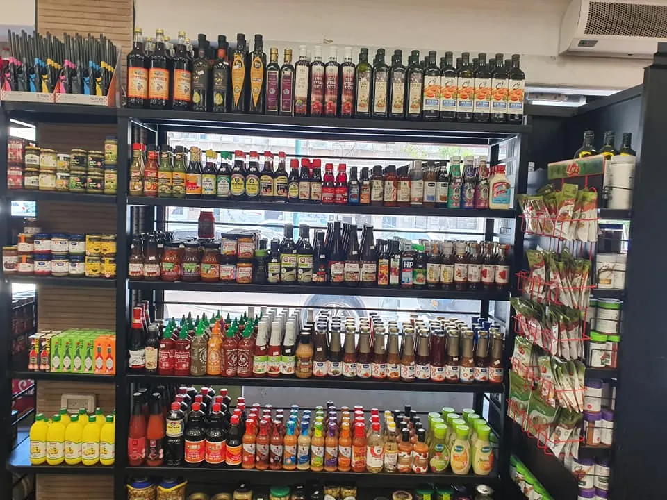 מוצרים באטליז שוק הבשר והעוף