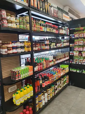 מוצרי בשר ועוף באטליז שוק הבשר והעוף