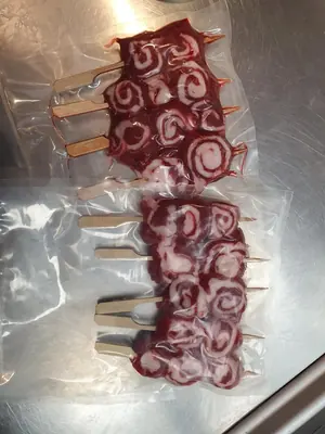 מוצרי בשר ועוף באטליז שוק הבשר והעוף