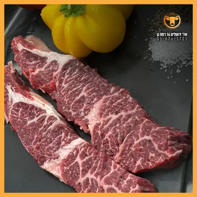 מוצרי בשר ועוף באטליז שוק הבשר והעוף